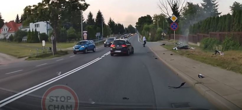 PODKARPACIE. Auto uderzyło w szarżującego motocyklistę! Nagranie z wideorejestratora (VIDEO)