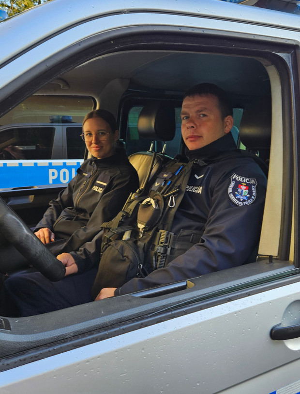 SANOK: Policjanci wyważyli drzwi i uratowali dwóch mężczyzn!
