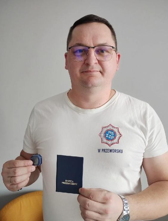 Policjant z Kańczugi uratował życie. Oddał szpik dla genetycznego bliźniaka