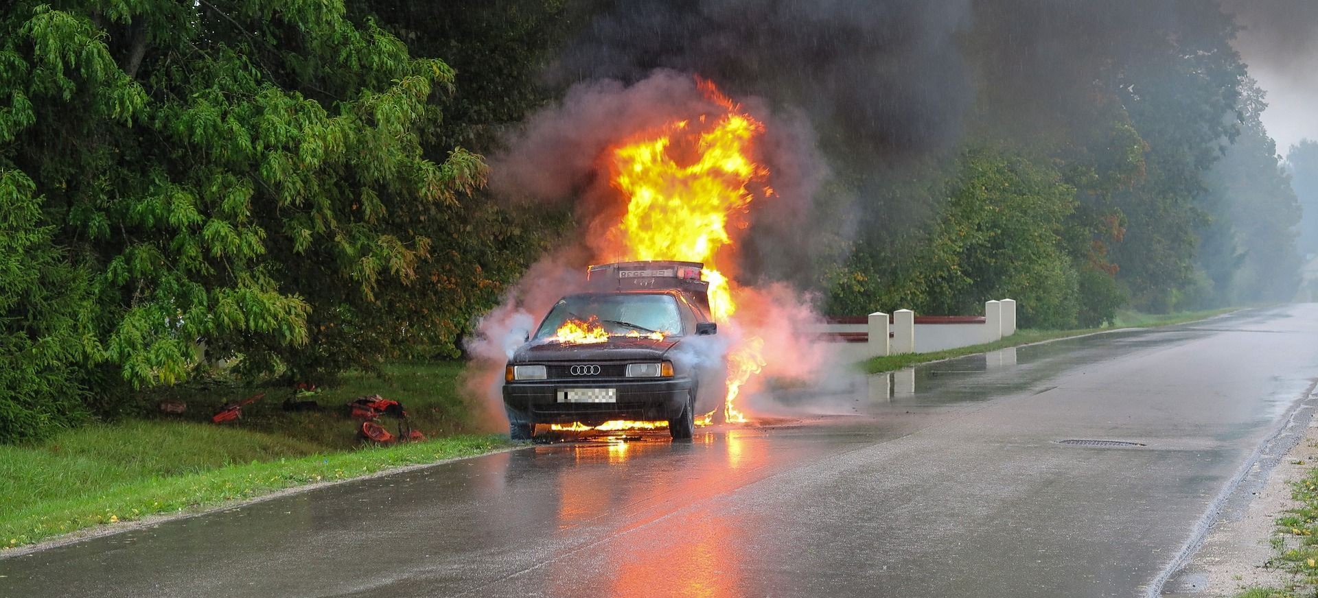 Opel wpadł do rzeki i stanął w płomieniach. Kierowca był pijany