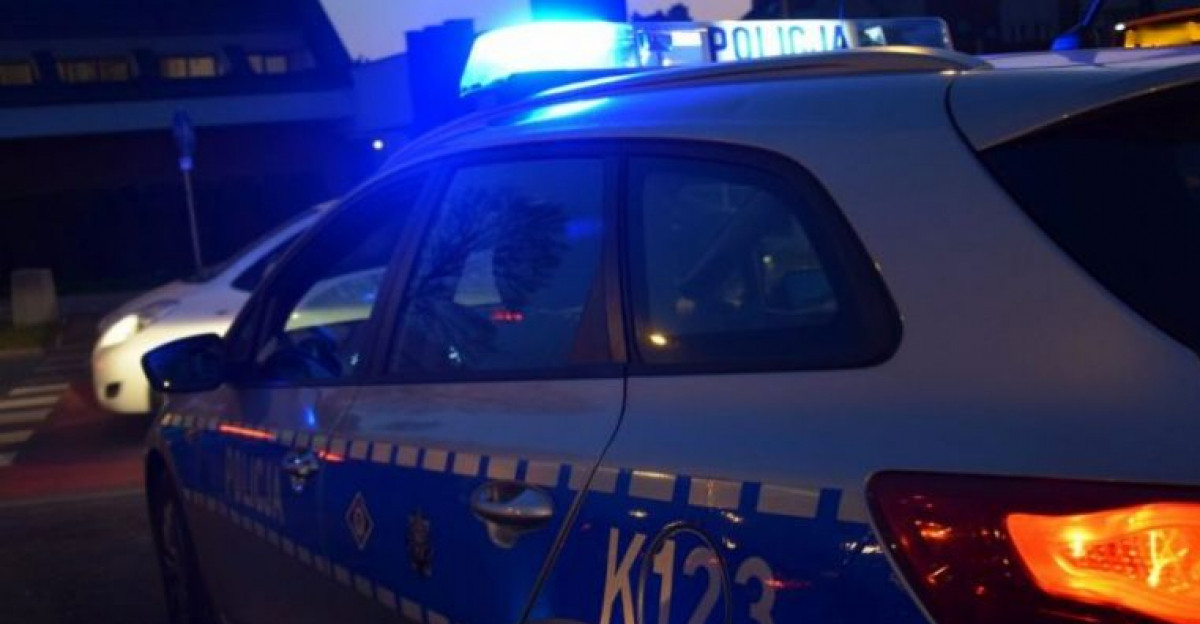 Z SANOKA DO HOCZWI: Pijani wylądowali w rowie po kradzieży samochodu i alkoholu