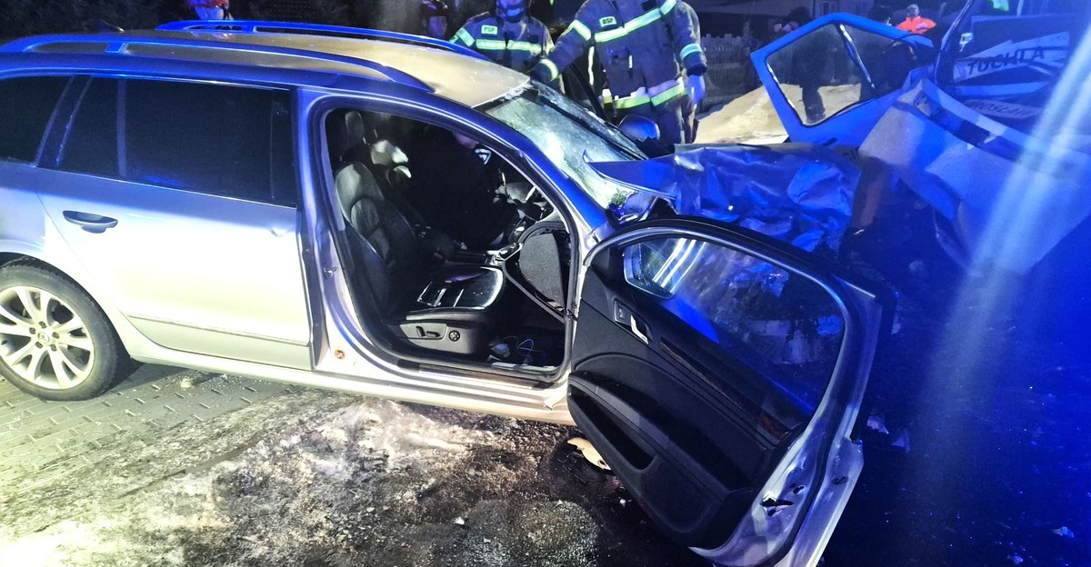 PODKARPACIE: Czołowe zderzenie w Kisielowie. Sześć osób trafiło do szpitala [ZDJĘCIA]