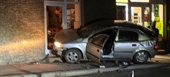 BRZOZÓW: 27-latek wjechał w budynek i uciekł. Został zatrzymany