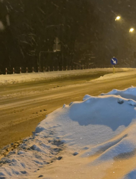 DOMARADZ: Nietrzeźwa kobieta leżała na drodze. Szybka reakcja świadka zapobiegła tragedii