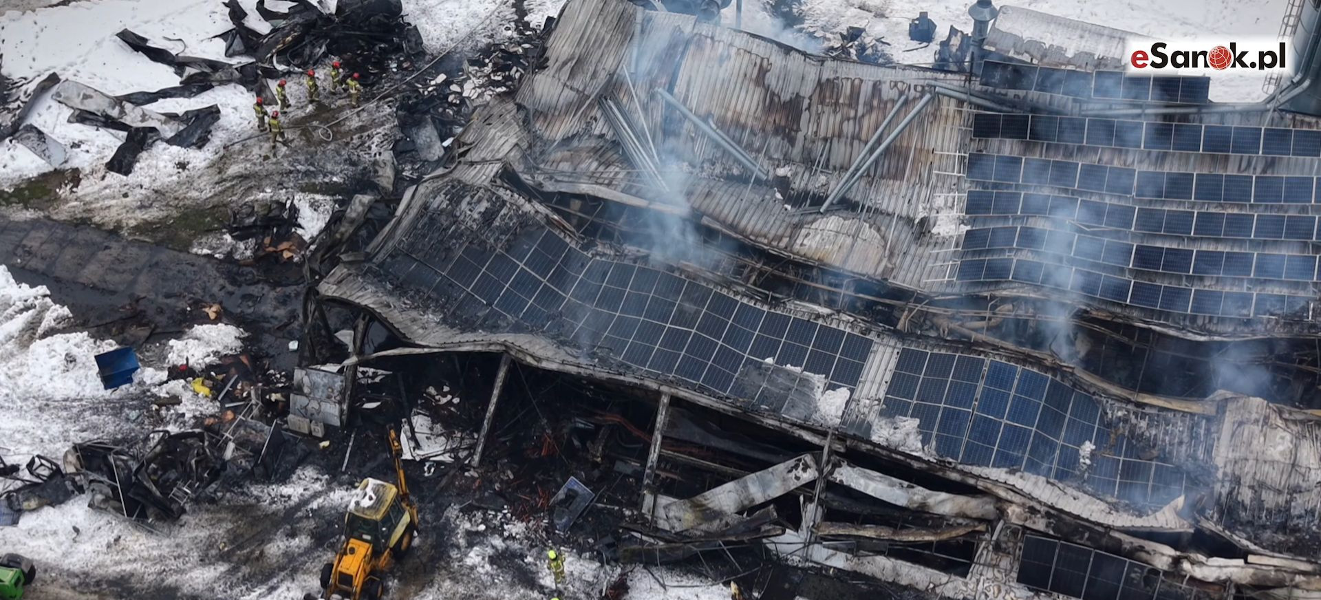 ZAGÓRZ: Potężny pożar hali produkcyjnej. W akcji 20 zastępów straży pożarnej [VIDEO Z LOTU PTAKA]