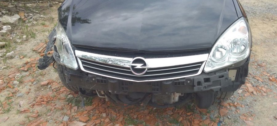Opel zderzył się z koparko-ładowarką. 17-latka trafiła do szpitala (FOTO)
