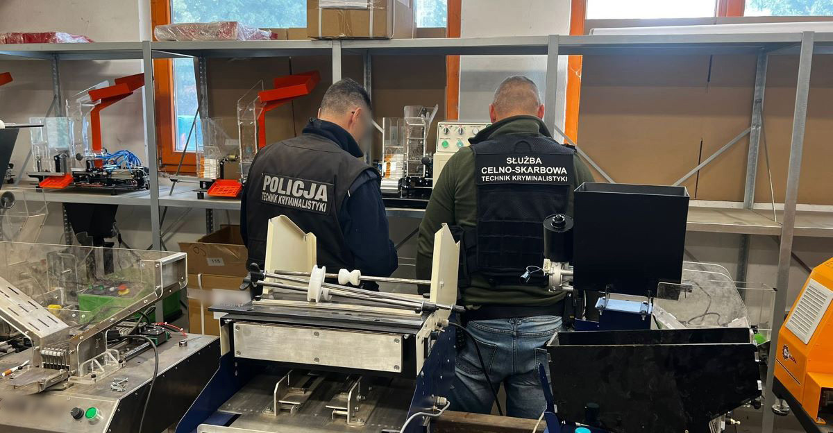 Podkarpacka KAS i CBŚP rozbiły grupę przestępczą produkującą nielegalne wyroby tytoniowe