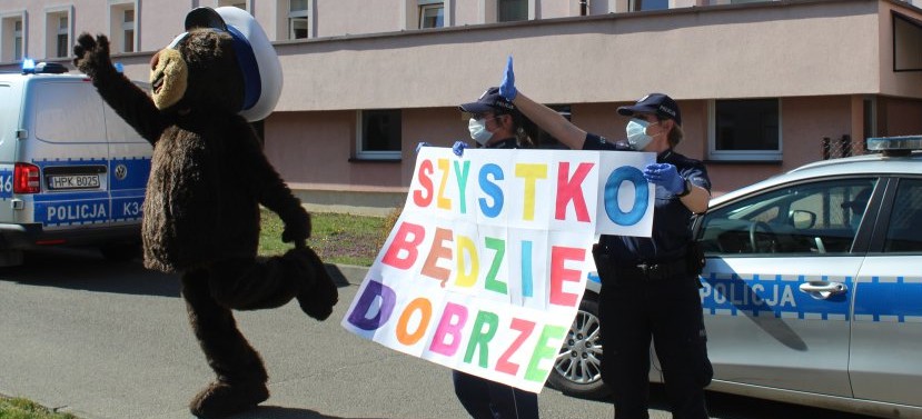 BRZOZÓW: Miś policjant odwiedził w święta chore dzieci (FILM, ZDJĘCIA)