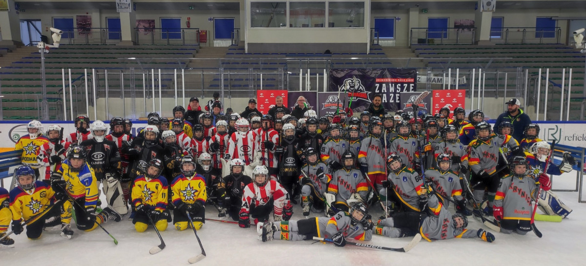 Turniej Mini Hokeja w Arenie Sanok. Sportowe emocje i radość młodych zawodników
