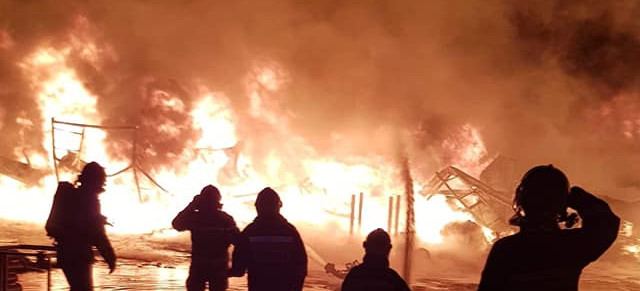 Ogromy pożar w zakładzie produkującym folie (FOTO)
