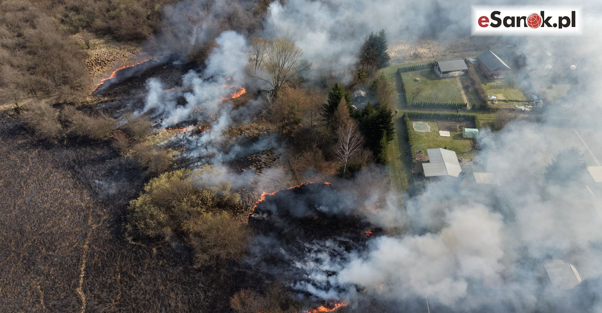 SANOK: Groźny pożar przy ul. Gajowej! Ogień o krok od ogródków działkowych [VIDEO, ZDJĘCIA Z LOTU PTAKA]