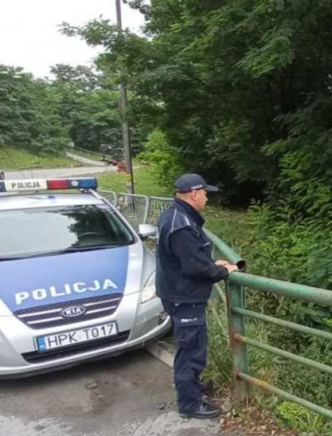 Podkarpaccy policjanci w gotowości wobec zagrożeń pogodowych. Apel o ostrożność i śledzenie alertów