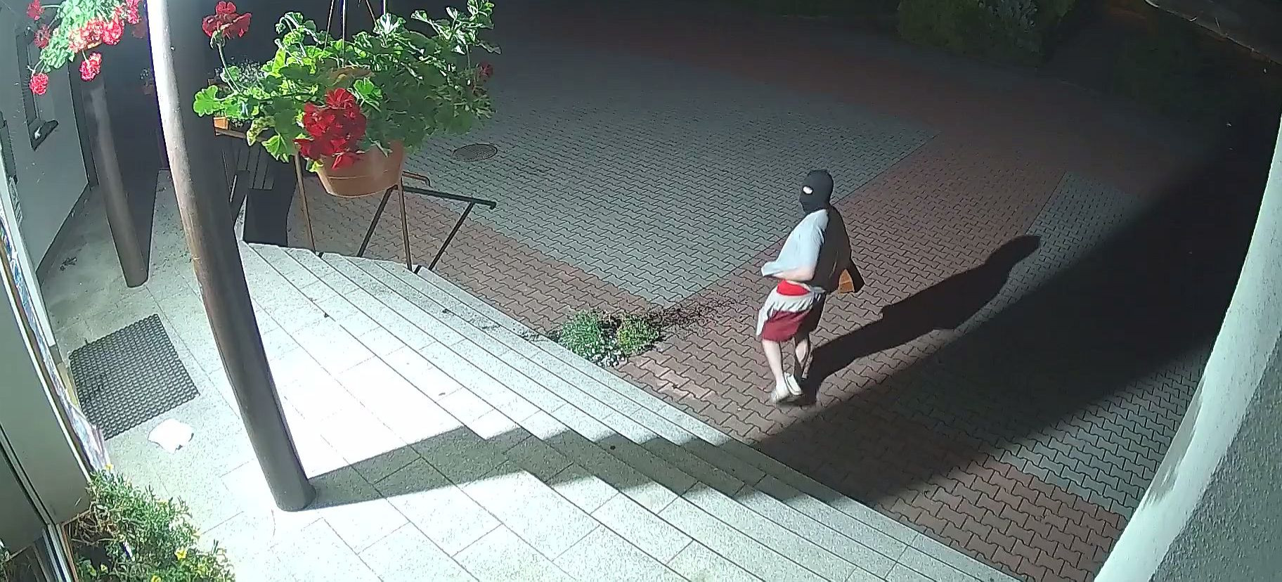 SANOK: Akt wandalizmu na terenie szkoły! Zamaskowany mężczyzna niszczy przedmioty i sika po ścianie! (VIDEO)