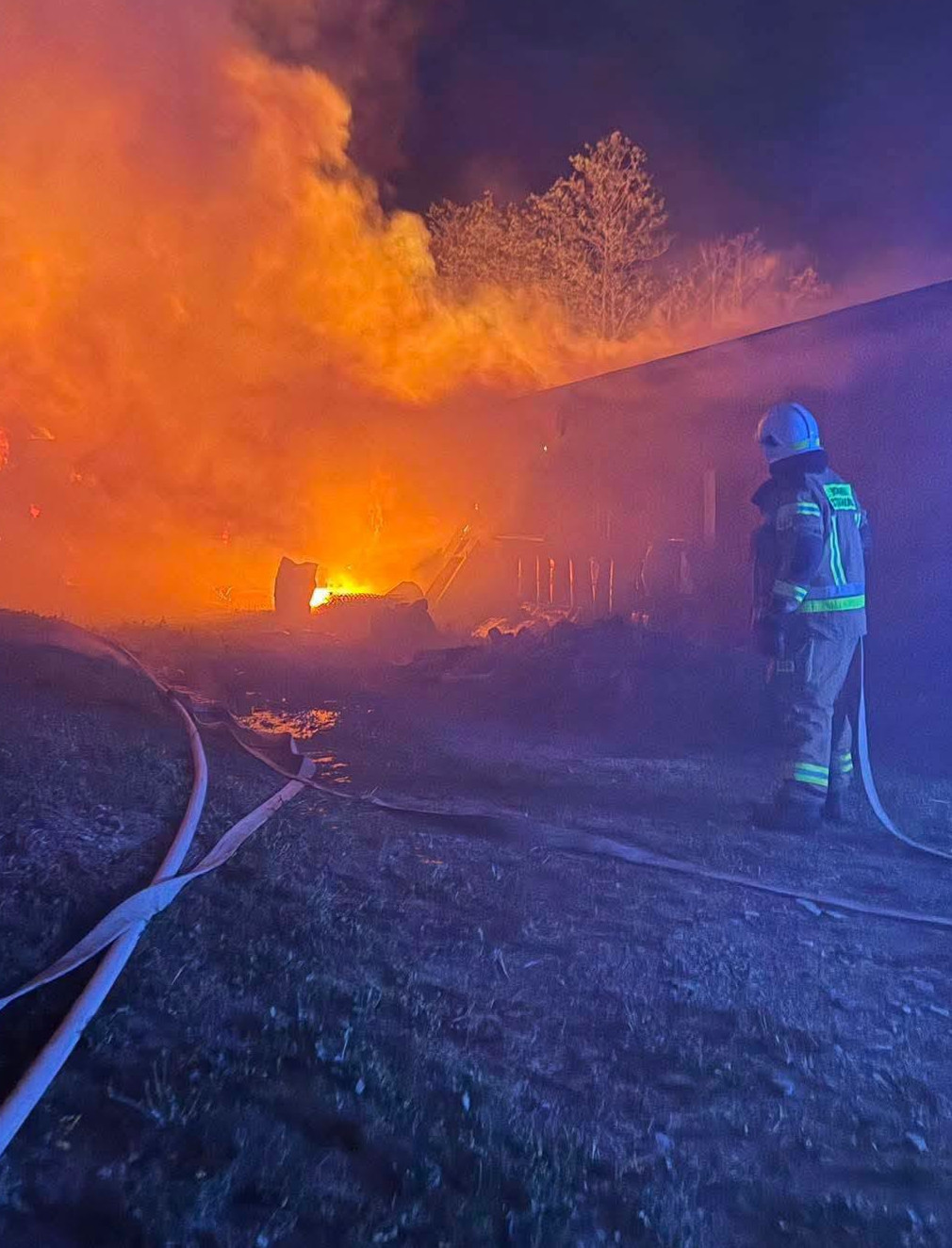 Pożar w stadninie koni w Targowiskach! Ogień objął stajnię, w środku były zwierzęta!