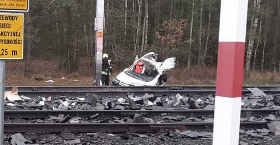 Wypadek na przejeździe kolejowym! Kierowca walczy o życie! (ZDJĘCIA)