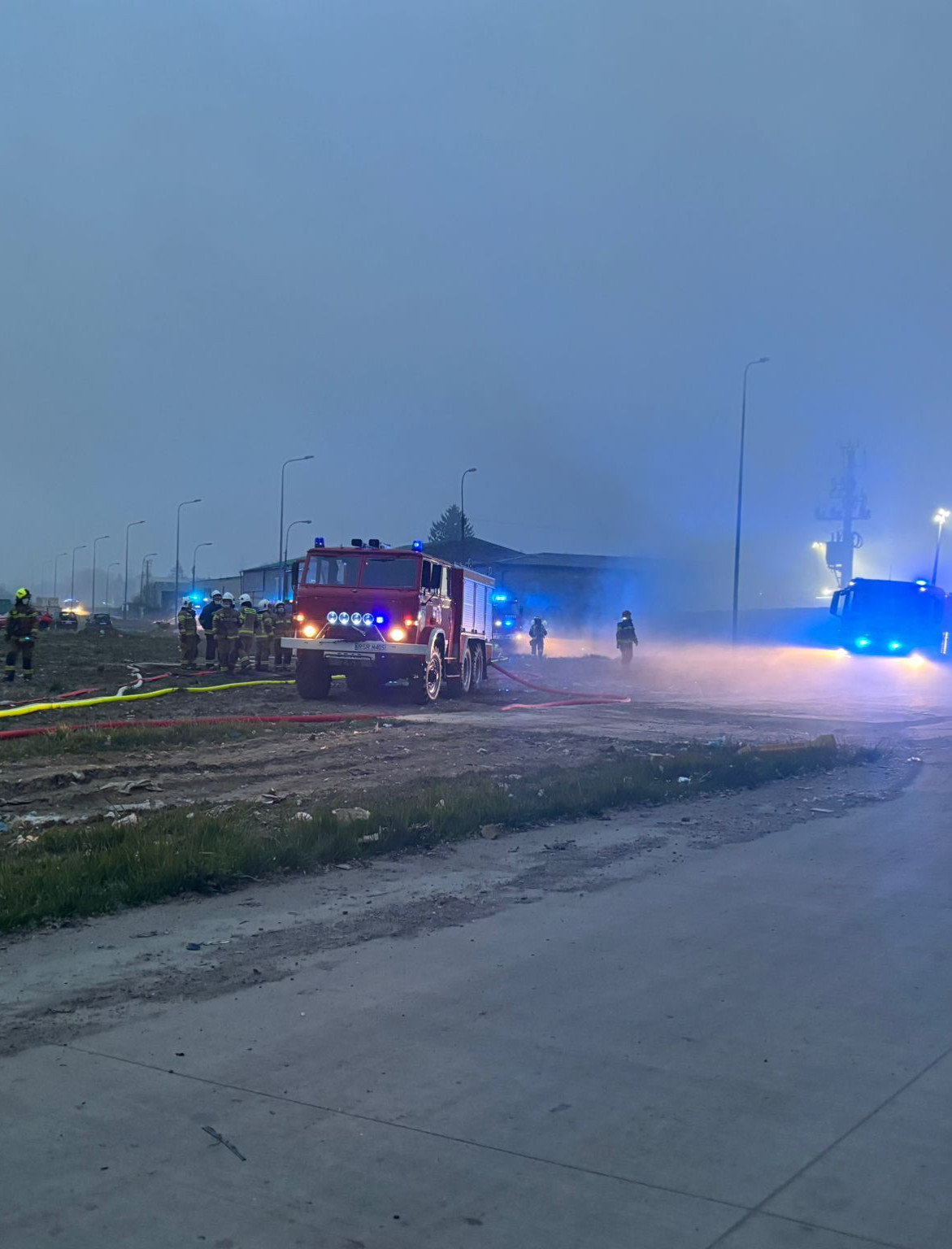 Pożar sortowni odpadów w Strzyżowie ugaszony. Strażacy apelują o zachowanie ostrożności! [ZDJĘCIA]