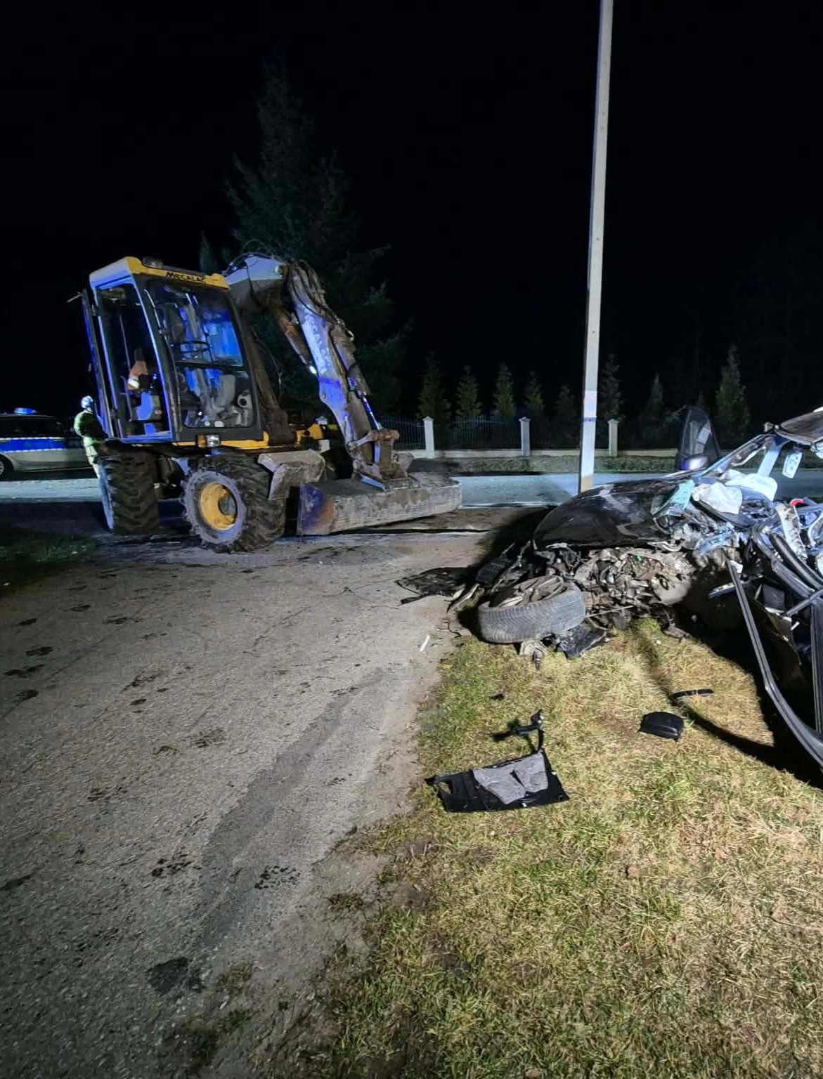 PODKARPACIE: Zderzenie osobówki z koparką w Błoniu. 21-letni kierowca citroena trafił do szpitala