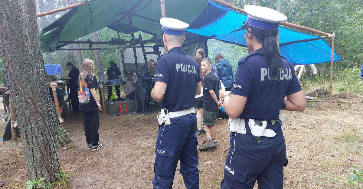 Policjanci dbają o bezpieczeństwo harcerzy i mieszkańców podczas trudnych warunków pogodowych