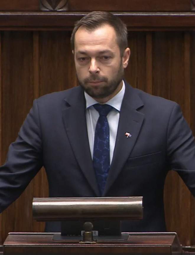 NIEDŹWIEDŹ W CENTRUM PRZEMYŚLA! Poseł Romowicz: „Czy czekacie, aż zabije człowieka w mieście?” [VIDEO]