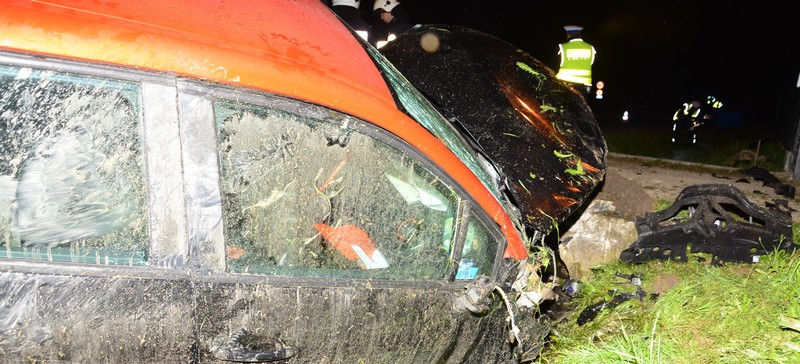 Tragiczny wypadek w Jedliczu. Kierowca uderzył w przepust (ZDJĘCIA)