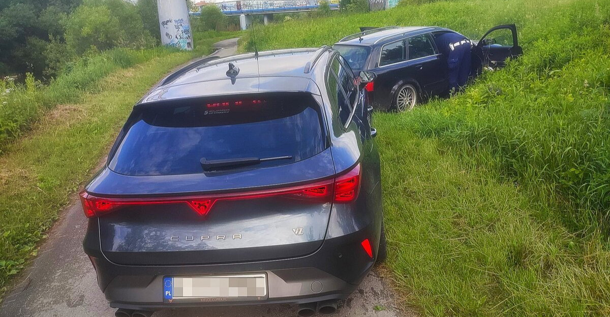 Szalony pościg za Audi. Pasażer wyrzucał narkotyki, kierowca uciekał pieszo [ZDJĘCIA]