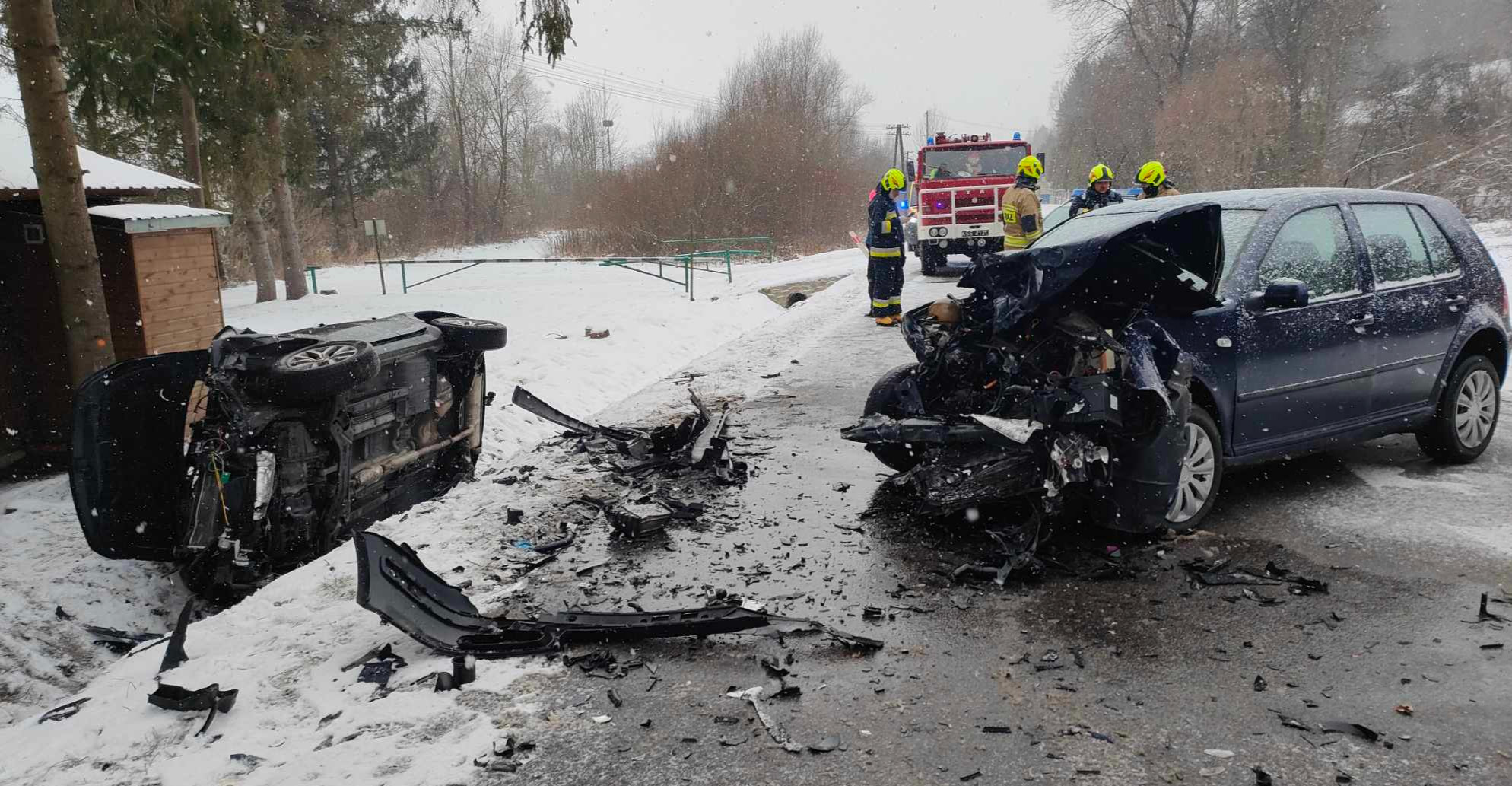 ZAŁUŻ: Czołowe zderzenie dwóch samochodów. 4 osoby poszkodowane (ZDJĘCIA)