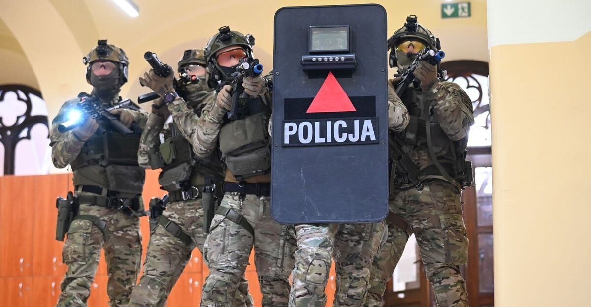 Aktywny strzelec w Zespole Szkół w Tyczynie. Realistyczne ćwiczenia z udziałem kontrterrorystów [VIDEO, ZDJĘCIA]