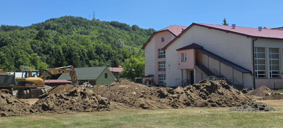 Groźne znalezisko przy szkole w Tarnawie Dolnej. Na miejsce wezwano saperów (VIDEO, ZDJĘCIA)