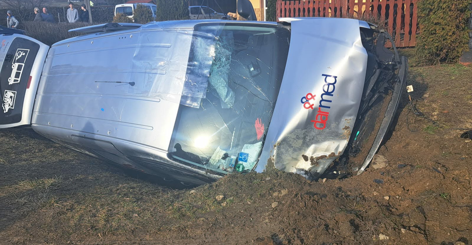 NIEBOCKO: Wypadek busa w Niebocku. Dwie osoby trafiły do szpitala [ZDJĘCIA]
