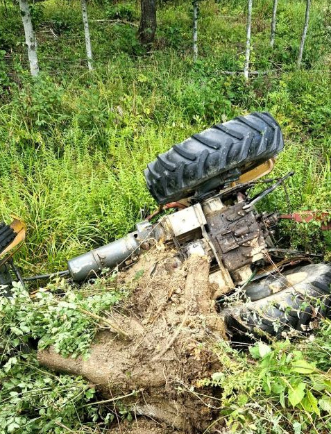 BIESZCZADY: Wypadek z udziałem ciągnika rolniczego. Interweniowały służby [ZDJĘCIA]