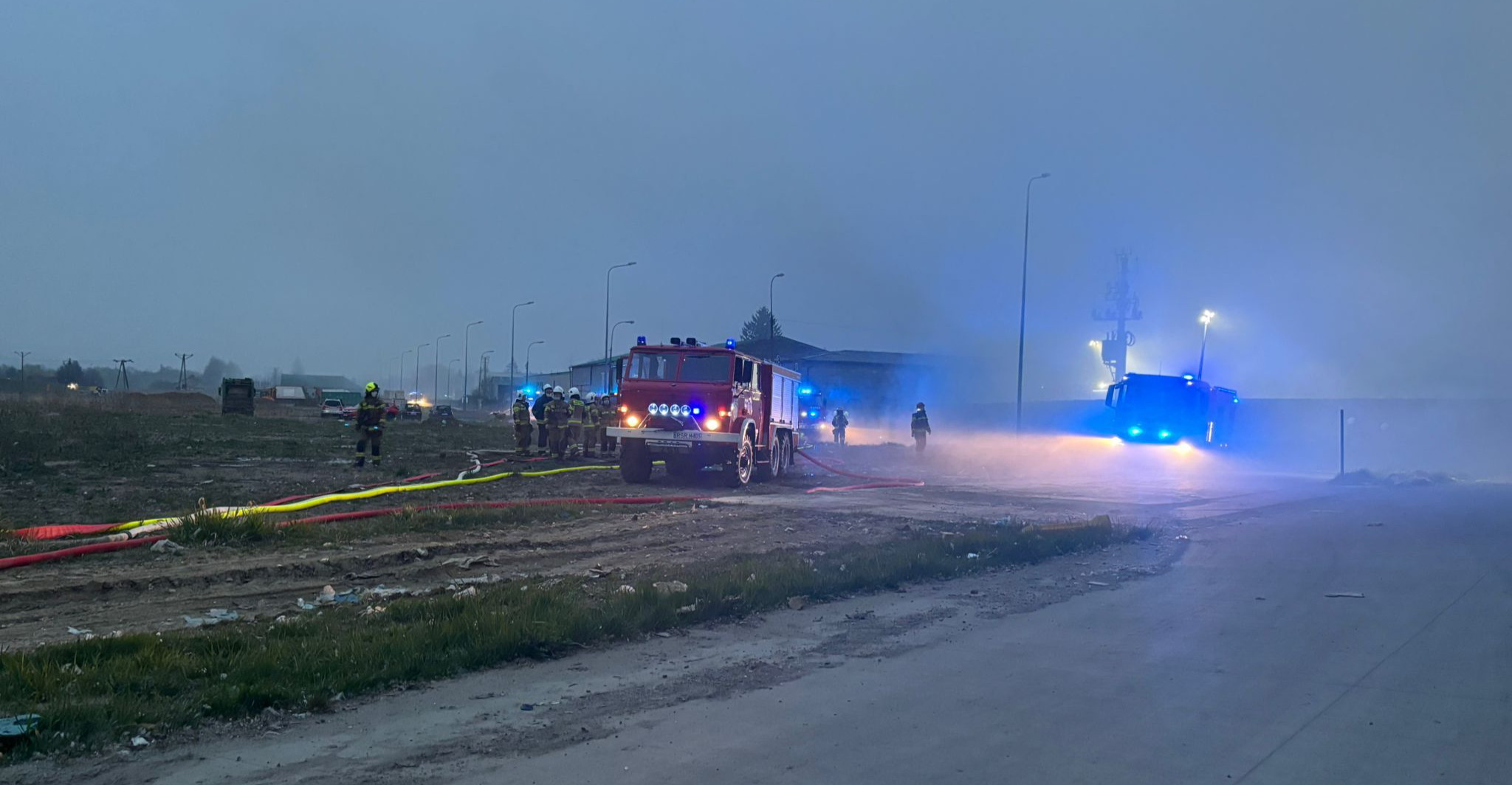 Pożar sortowni odpadów w Strzyżowie ugaszony. Strażacy apelują o zachowanie ostrożności! [ZDJĘCIA]