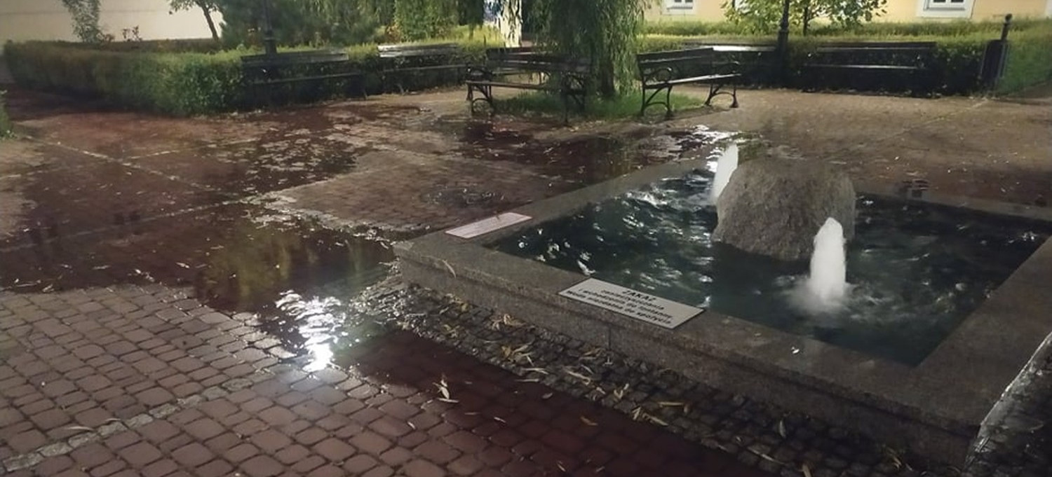 SANOK. Awaria miejskiej fontanny. Woda wylewa się na plac (VIDEO, ZDJĘCIA)