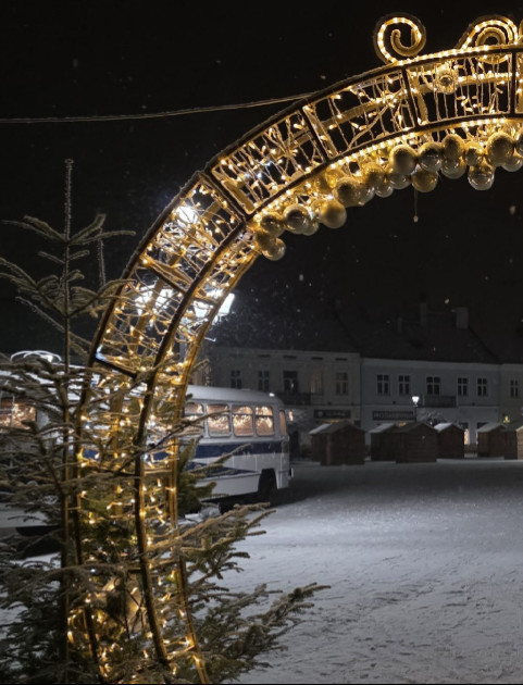 Zimowy Sanok nocą. Miasto otulone białym puchem [ZOBACZ ZDJĘCIA]
