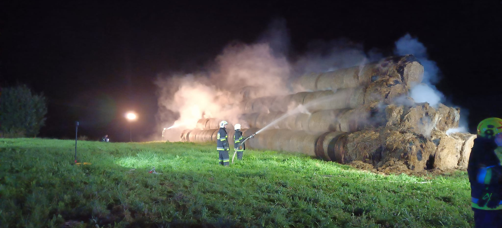 Ogromny pożar siana. Kilkudniowa akcja strażaków (ZDJĘCIA)