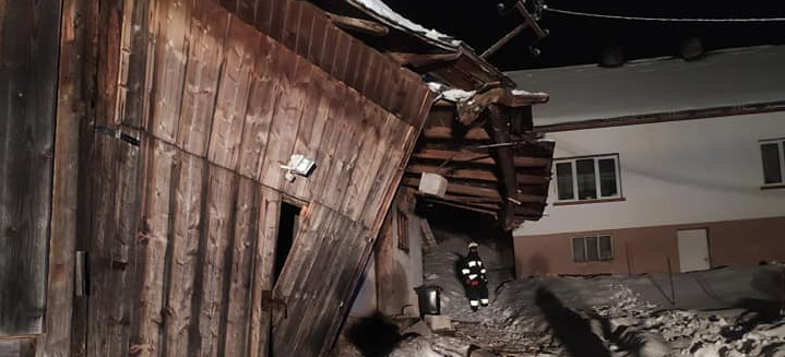 BIESZCZADY. Zawalił się dach budynku gospodarczego. Pomogli strażacy OSP (ZDJĘCIA)