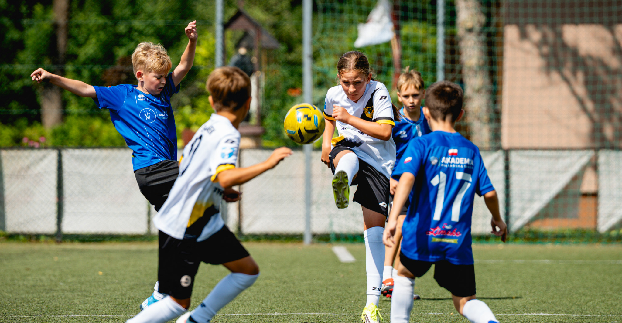 Sportowe emocje i świetna zabawa. Młodzi piłkarze opanowali Orlik przy I LO w Sanoku [ZDJĘCIA]