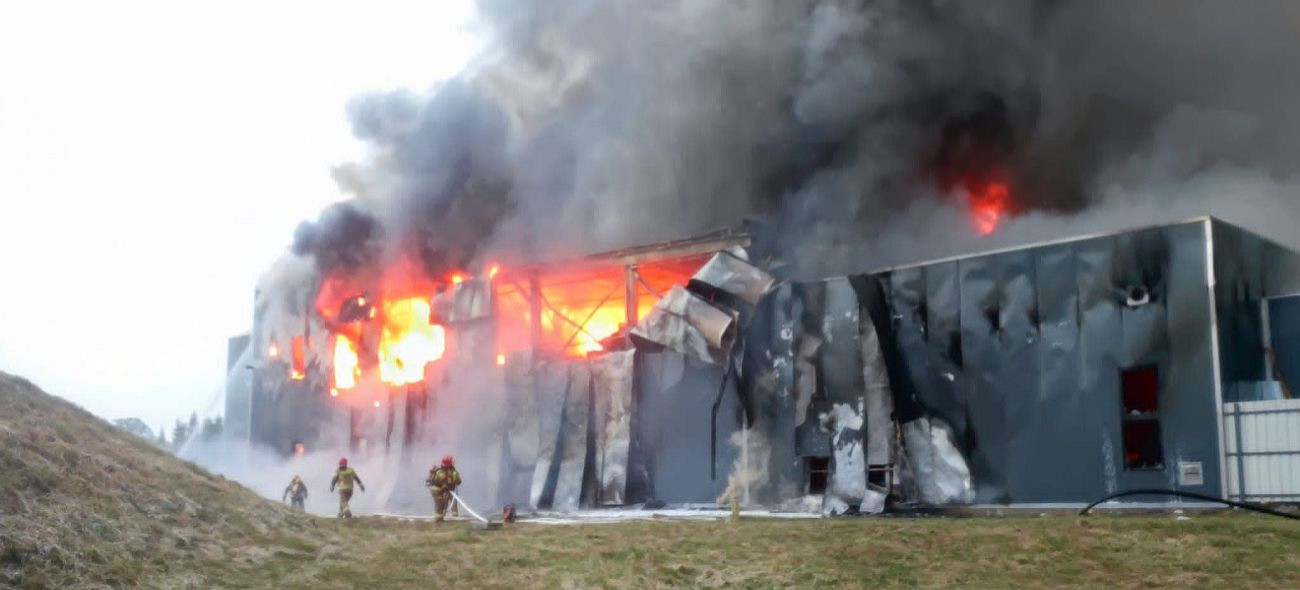 SANOK: Pożar lakierni przy Okulickiego! Ranny strażak! Żywioł przenosi się na kolejne obiekty! (ZDJĘCIA)