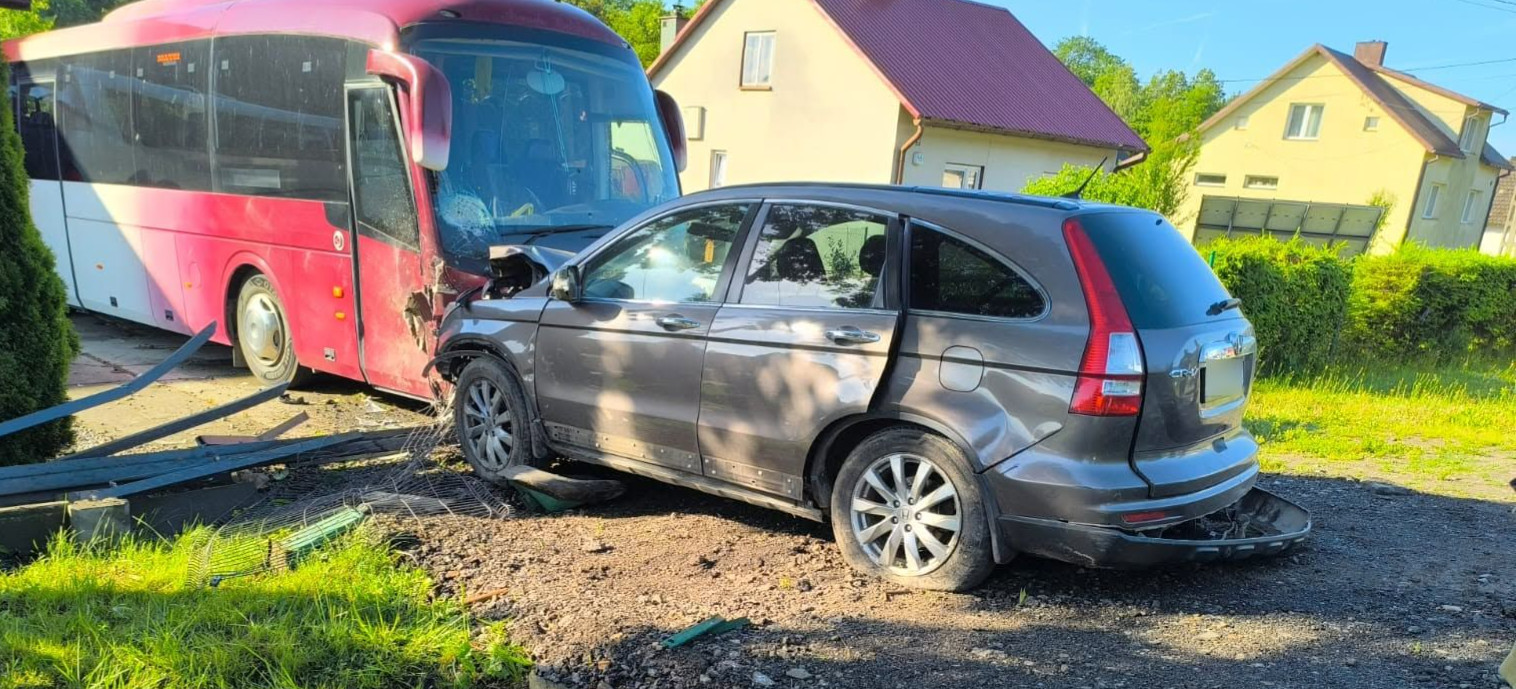 Groźne zdarzenie w Nowosiołkach. Osobówka uderzyła w autobus [ZDJĘCIA]