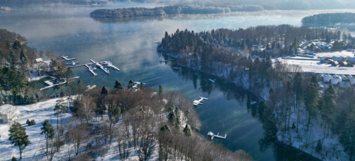 O krok od tragedii w Polańczyku. Samochód dostawczy wpadł do jeziora [ZDJĘCIA]