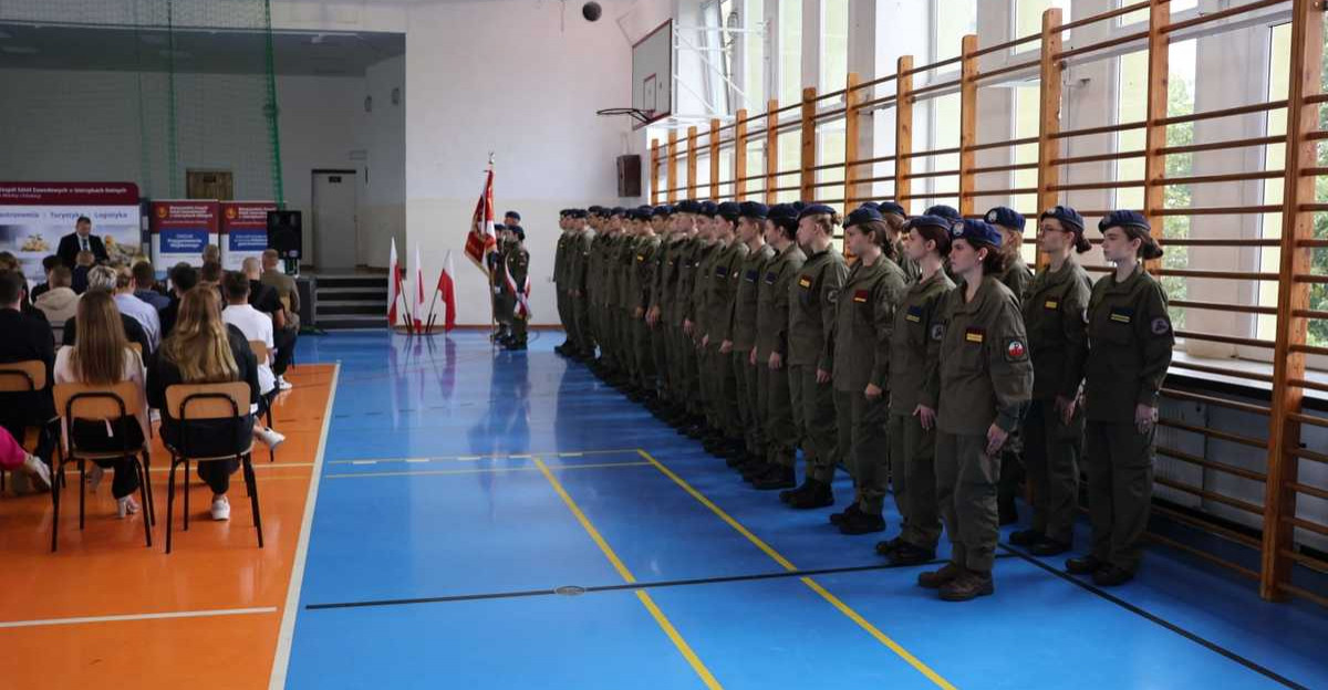 Inauguracja roku szkolnego i klasy mundurowej w Bieszczadzkim Zespole Szkół Zawodowych