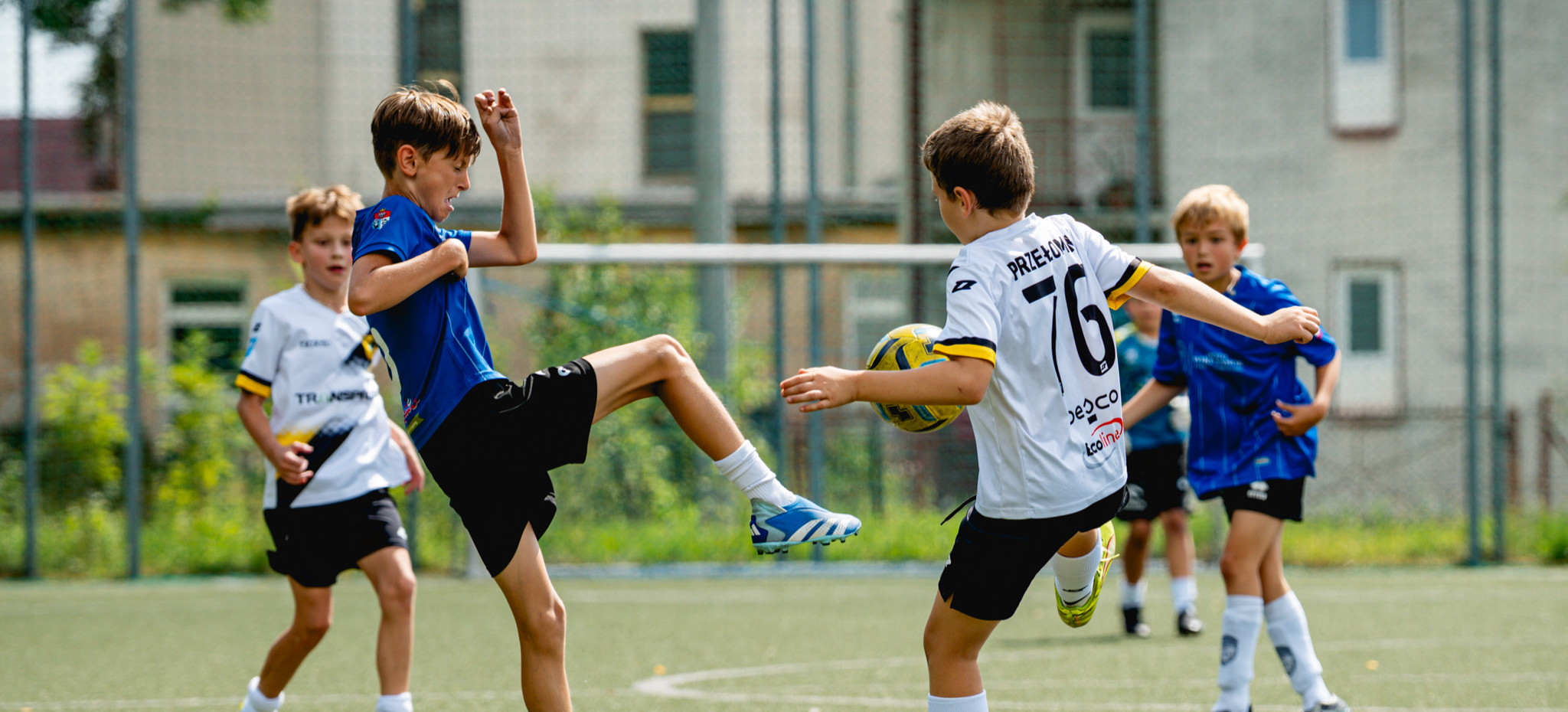 Sportowe emocje i świetna zabawa. Młodzi piłkarze opanowali Orlik przy I LO w Sanoku [ZDJĘCIA]