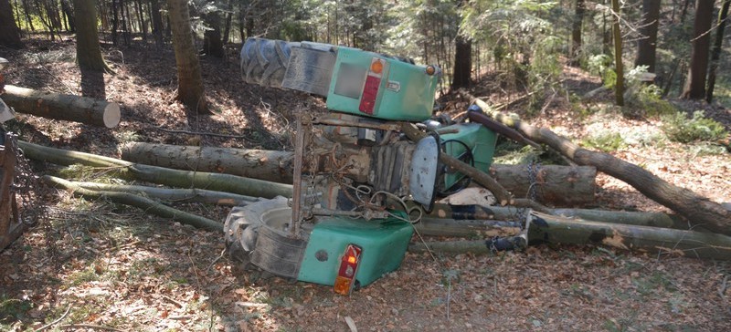 Wypadek podczas prac leśnych. Mężczyzna w ciężkim stanie (FOTO)