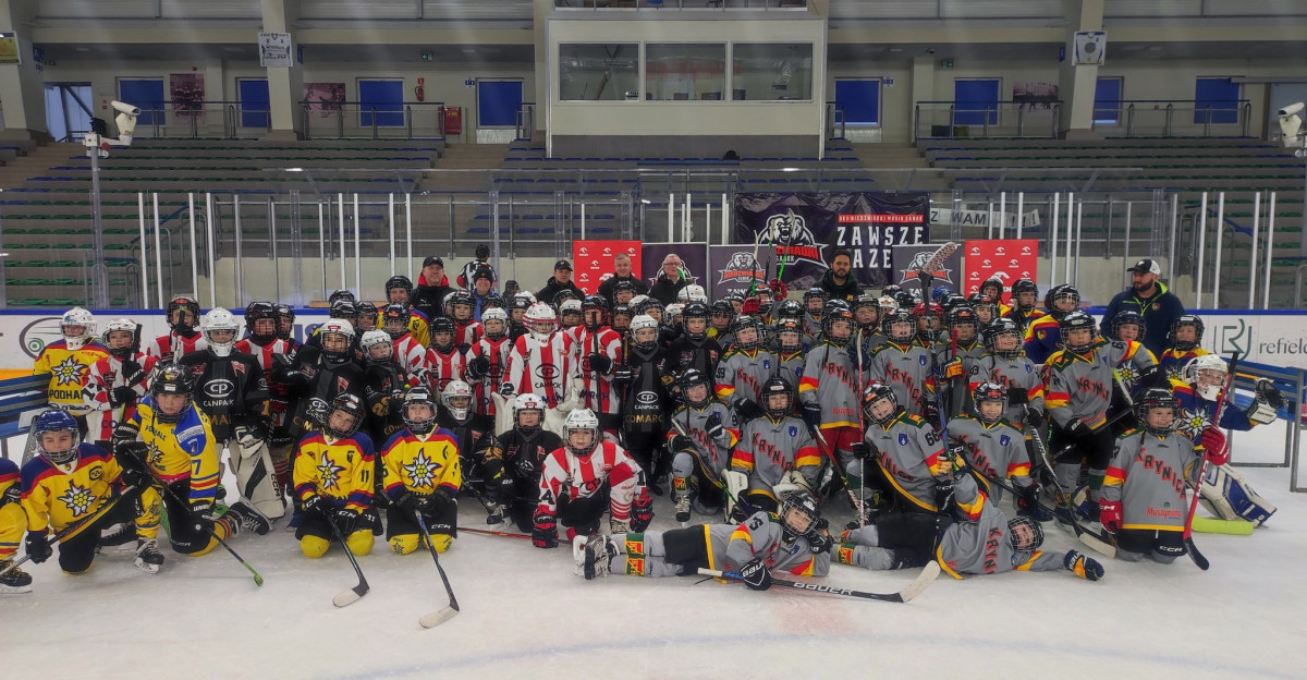 Turniej Mini Hokeja w Arenie Sanok. Sportowe emocje i radość młodych zawodników