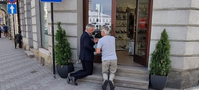 Rzeszowski poseł KO klęczał przy wejściu do sklepu
