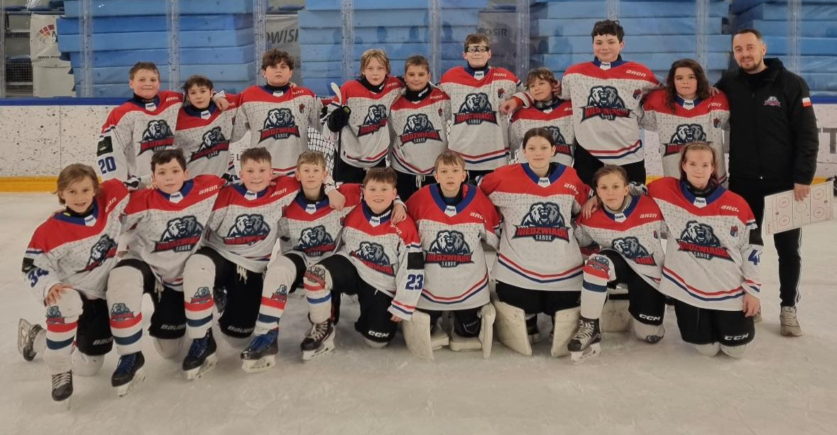 HOKEJ: Niedźwiadki na podium! Brązowy medal i zwycięskie zakończenie sezonu