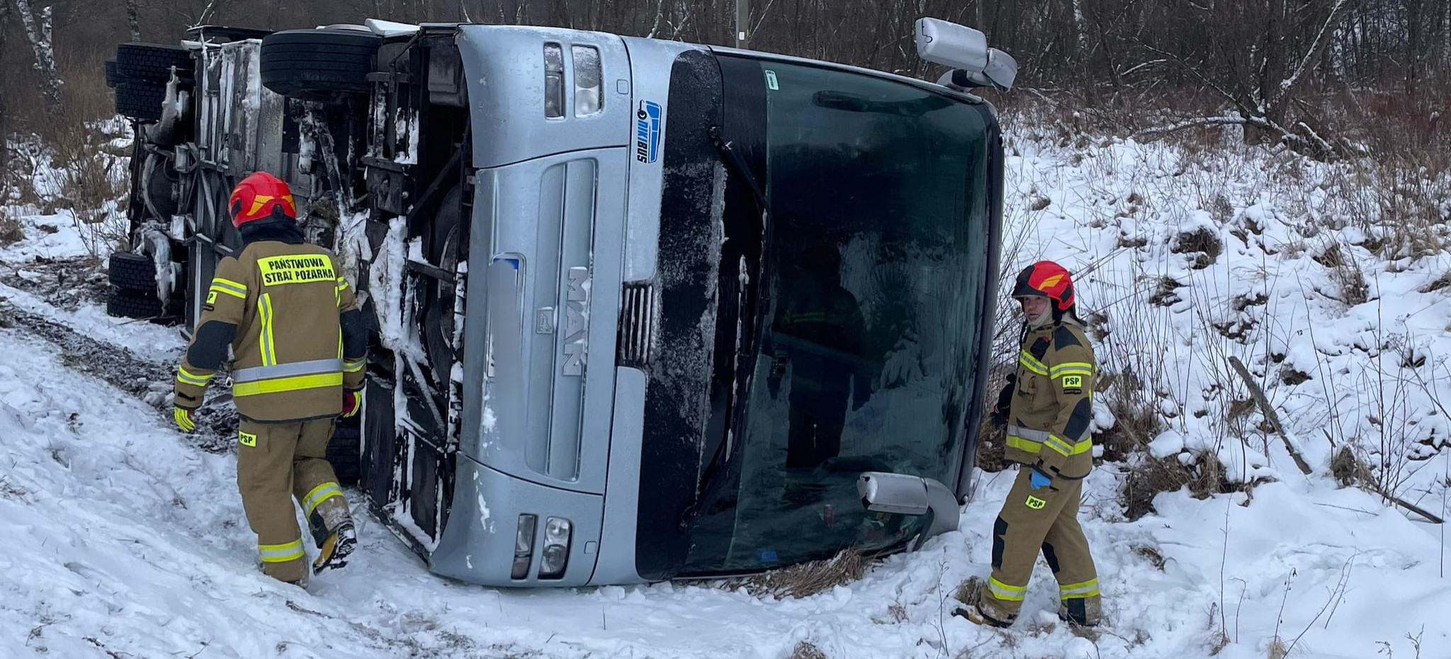 BIESZCZADY: Autokar wpadł do rowu! 20 osób rannych! (ZDJĘCIA)