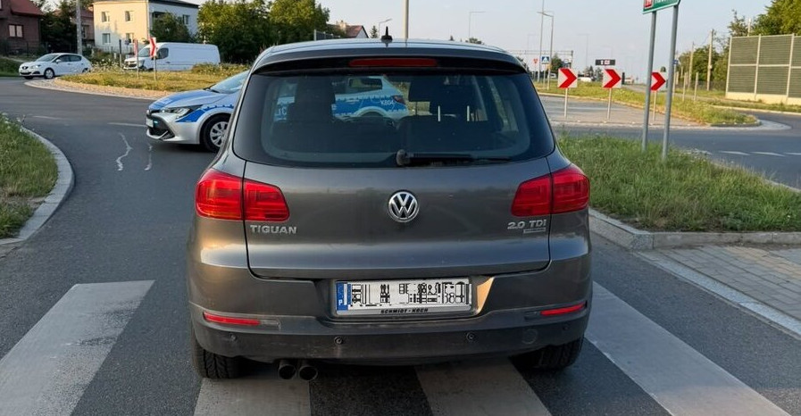 Jechał pod prąd, uszkodził znak i barierki. Miał ponad 2 promile alkoholu