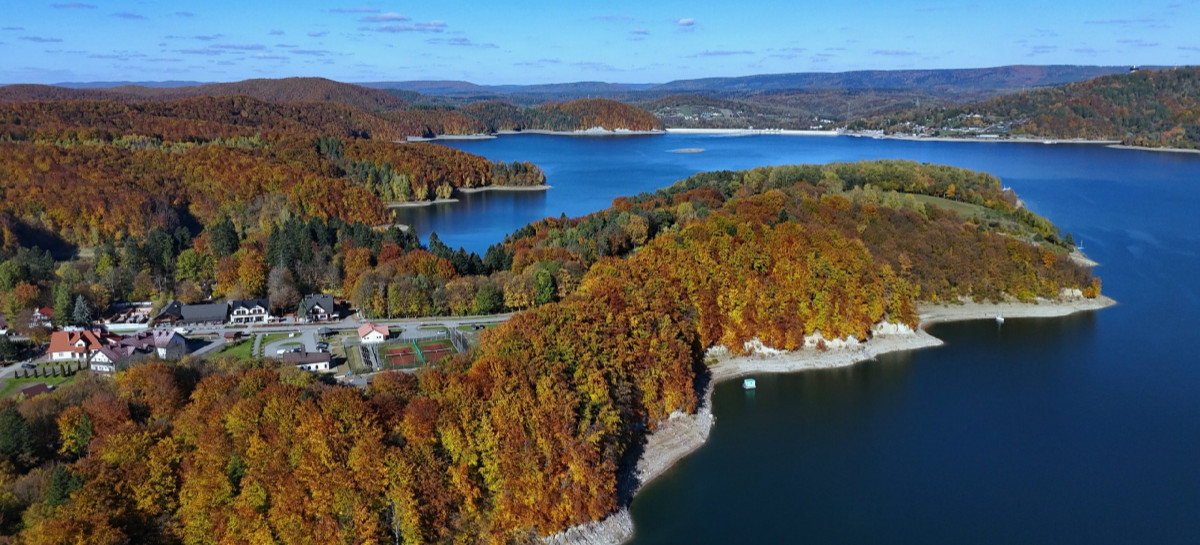 Polańczyk w kolorach jesieni. Magia natury nad Jeziorem Solińskim [VIDEO, ZDJĘCIA]