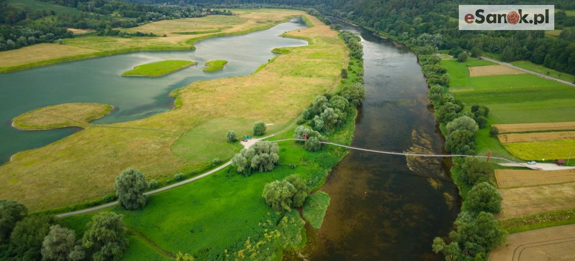 Wisząca kładka nad Sanem. Warto się tu zatrzymać! VIDEO Z LOTU PTAKA