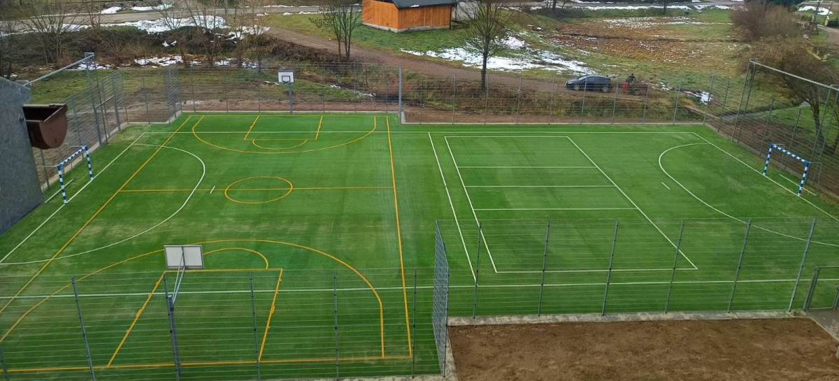 Nowoczesne boisko wielofunkcyjne przy Szkole Podstawowej w Dobrej już gotowe! [ZDJĘCIA]